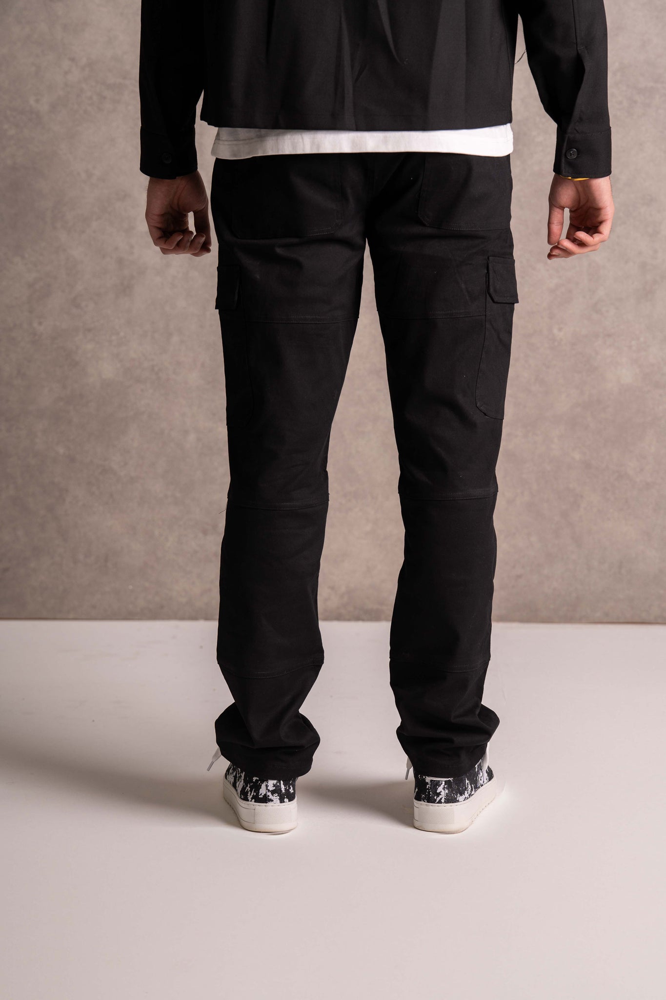 Load image into Gallery viewer, Relaxed Fit Black Cargo Pants