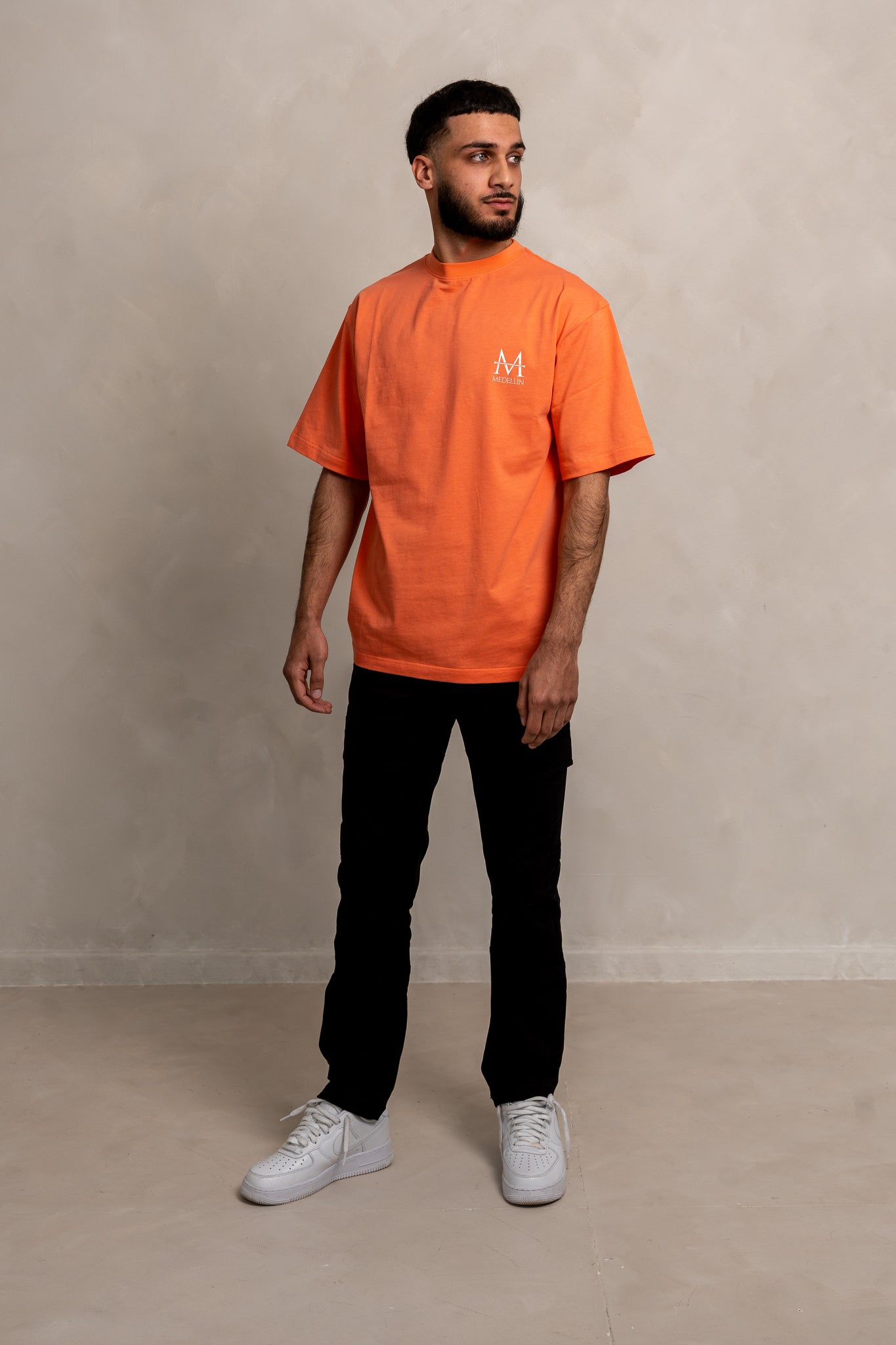 Load image into Gallery viewer, men wear peach t-shirt and black cargo pants