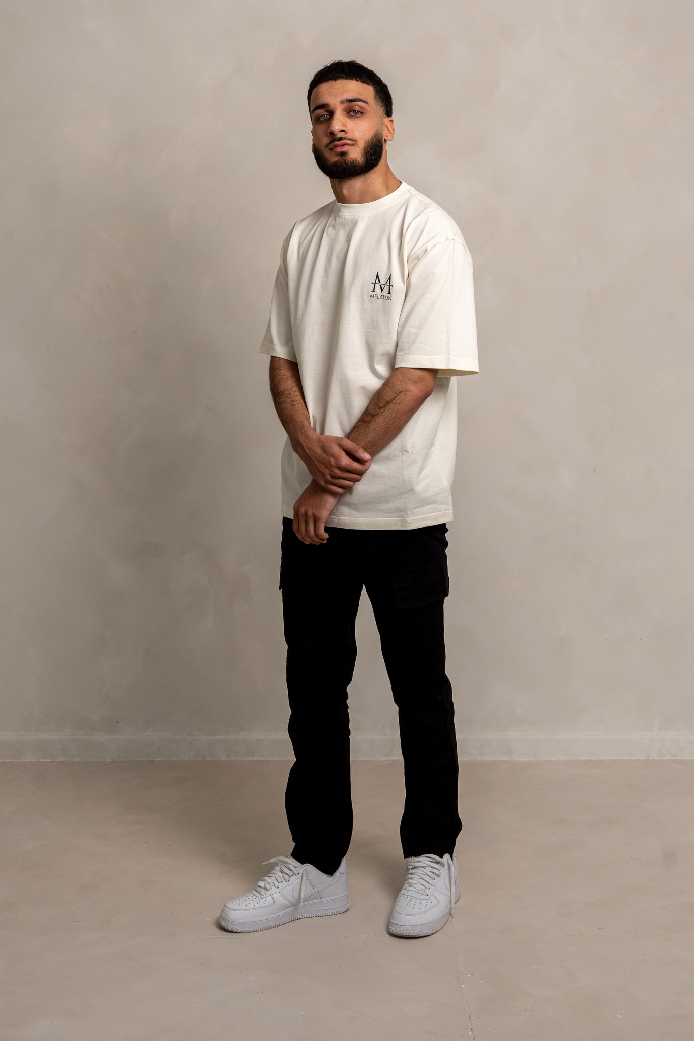 Load image into Gallery viewer, Men wear off-white t-shirt and black bottom