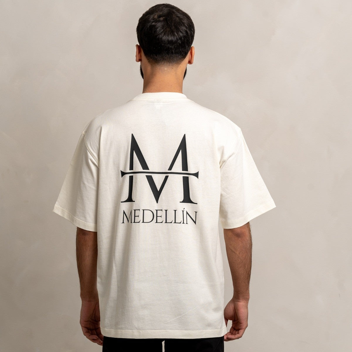 Load image into Gallery viewer, men wear oversized off-white t-shirt