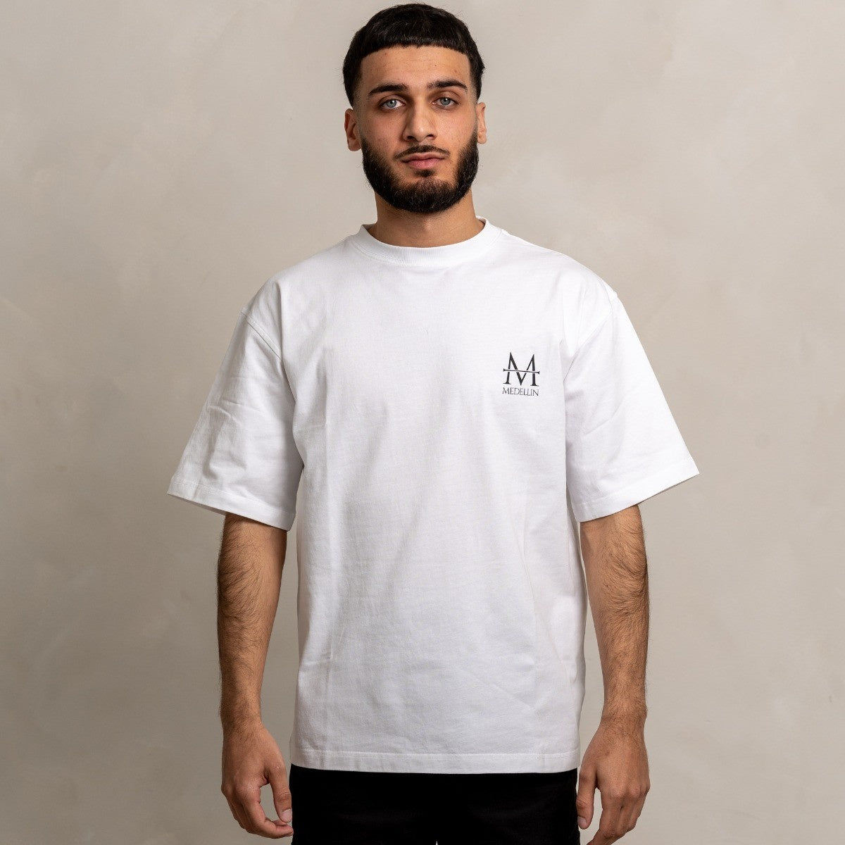 Load image into Gallery viewer, men wear oversized white t-shirt